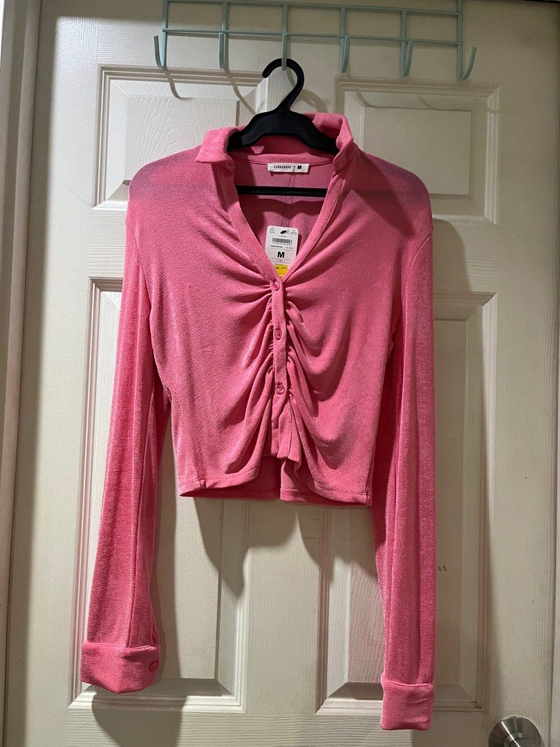 Terranova Pink Long Sleeves Crop Top (Category: Longsleeves) located in Manila. Submitted by alexashops (Listing ID 1367402244, Image 1). Description: Terranova Pink Long Sleeves Cropped Top Brand new ❗️No when worn, does not fit Best fits M-L.
