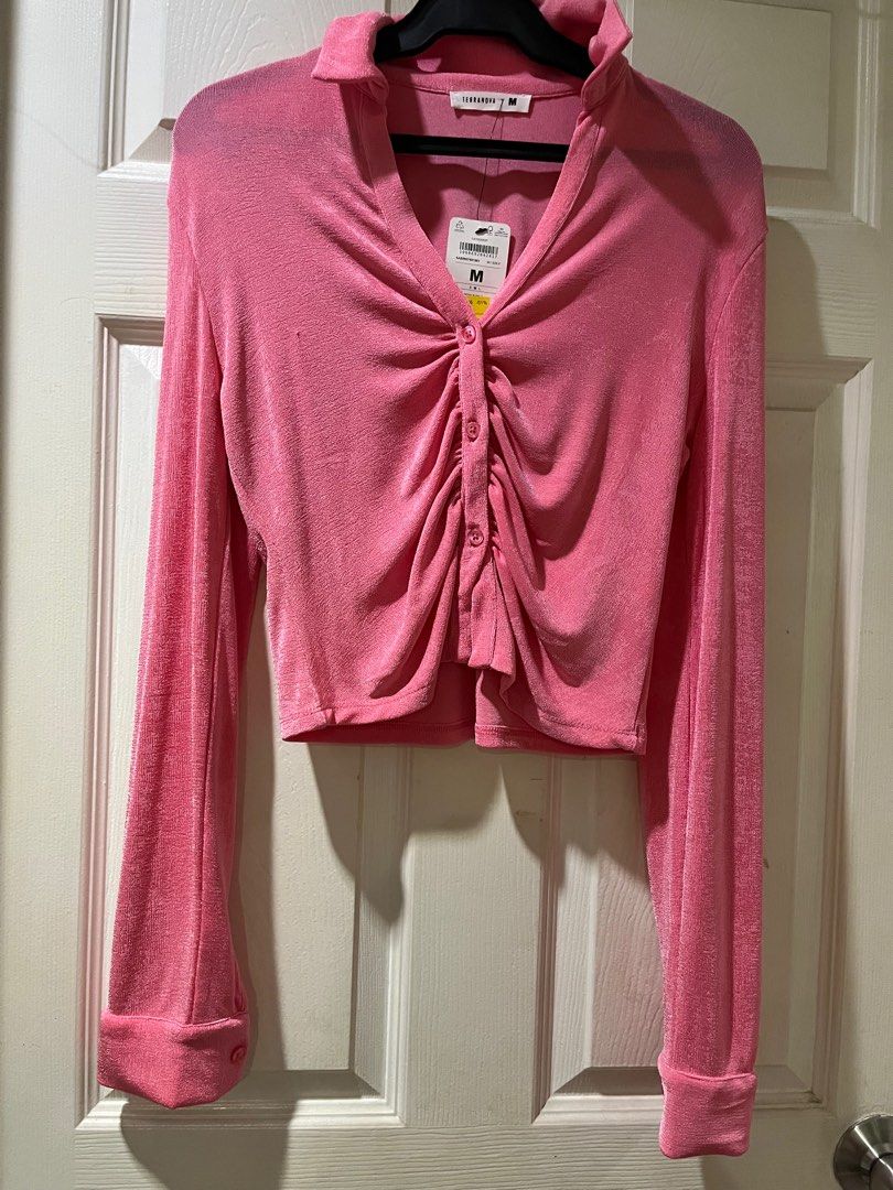 Terranova Pink Long Sleeves Crop Top (Category: Longsleeves) located in Manila. Submitted by alexashops (Listing ID 1367402244, Image 3). Description: Terranova Pink Long Sleeves Cropped Top Brand new ❗️No when worn, does not fit Best fits M-L.