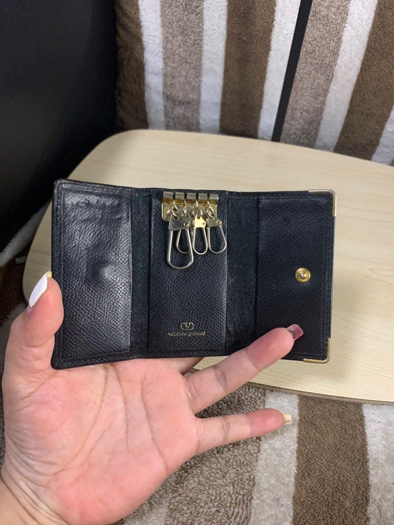 Valentino garavani keyholder purse (Category: Luxury Bags & Wallets) located in Cabanatuan. Submitted by mjluxxejapan (Listing ID 1367477689, Image 2). Description: Fixed price. Kasya card s gitna .. pls check all details posted good cond Pero ng peel off n ung lining ok naman kasi d naman halata at lining lng un normal s mga vintage Wala naman sticky at powdery na.ok n ok pa.mganda pa.4”x2.2” meas .
