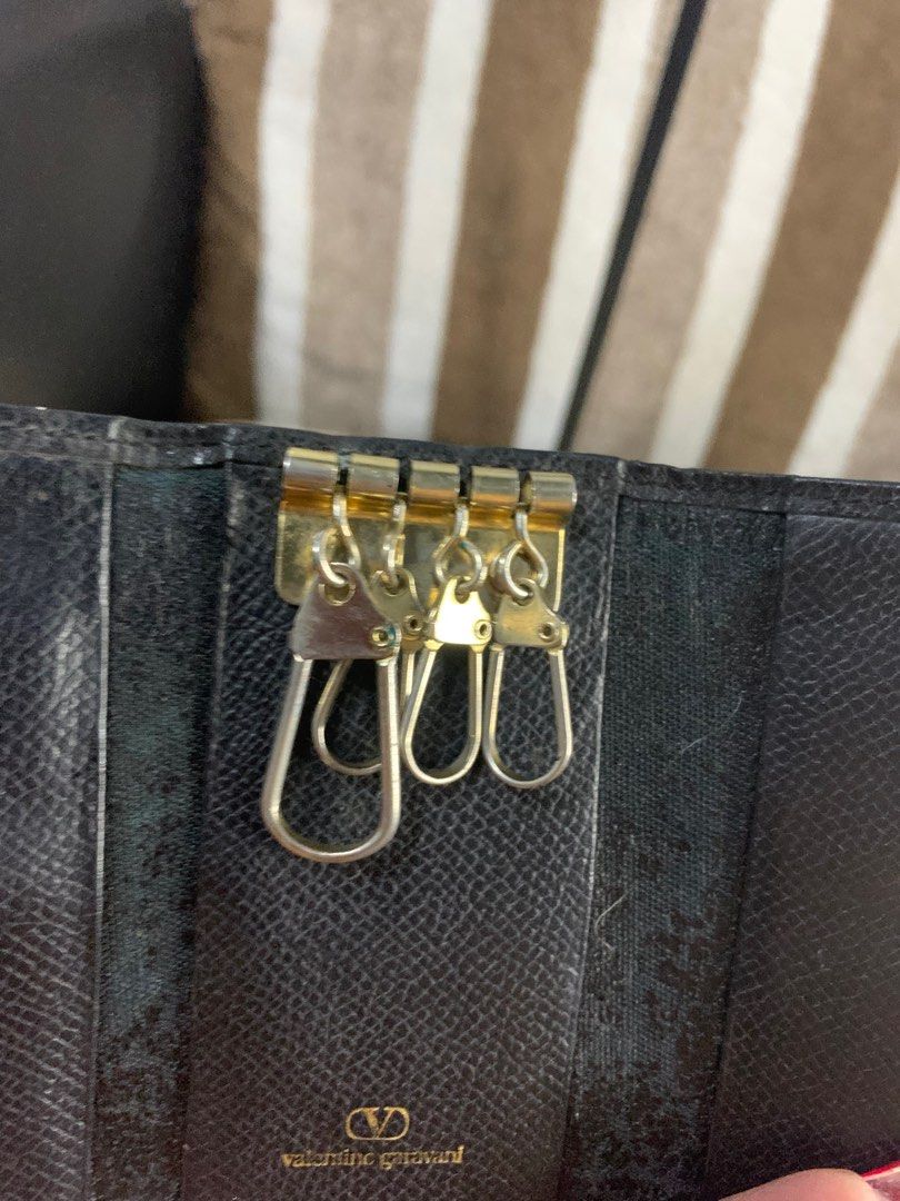 Valentino garavani keyholder purse (Category: Luxury Bags & Wallets) located in Cabanatuan. Submitted by mjluxxejapan (Listing ID 1367477689, Image 3). Description: Fixed price. Kasya card s gitna .. pls check all details posted good cond Pero ng peel off n ung lining ok naman kasi d naman halata at lining lng un normal s mga vintage Wala naman sticky at powdery na.ok n ok pa.mganda pa.4”x2.2” meas .