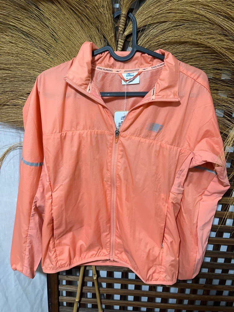 Wind jacket outer (Category: Coats, Jackets and Outerwear) located in Singapore. Submitted by helpyoubuything (Listing ID 1367436823, Image 1). Description: .