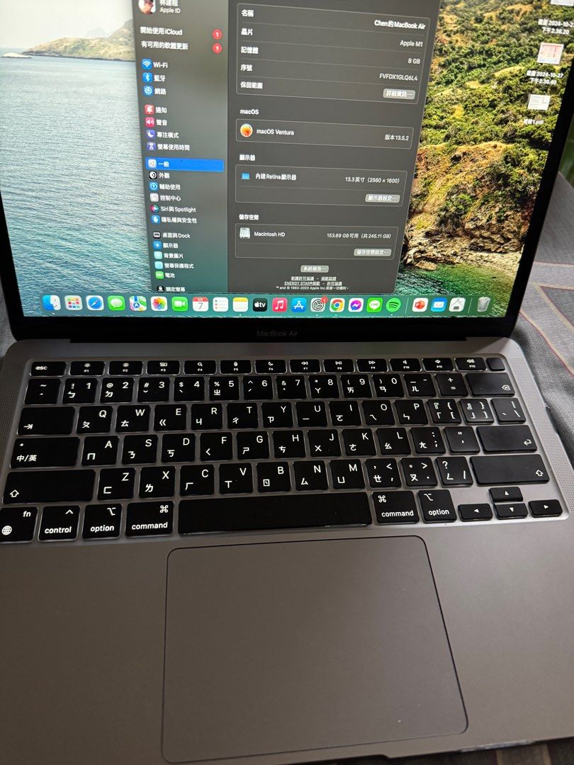 由 jason6316664109 (刊登 ID 1367661884，圖片 2) 提交，位於 高雄市 (Kaohsiung) 的 2020 MacBook Air M1 (類別：桌上電腦或筆記型電腦)，說明：售 二手 2020 MacBook Air M1 13.3’ 8g/256GB 太空灰 【處理器】 M1 【記憶體】 8G RAM 【硬碟容量】256G 【螢幕尺寸】13.3吋 【電池健康度】健康度98% 【電池循環】74次 【使用情況】極少使用 都閒置 【配件】充電器 + 轉接線 （無盒裝） 【面交地點】南部/高雄 【商品價格】$15000 （可小刀） 【交易方式】希望面交。