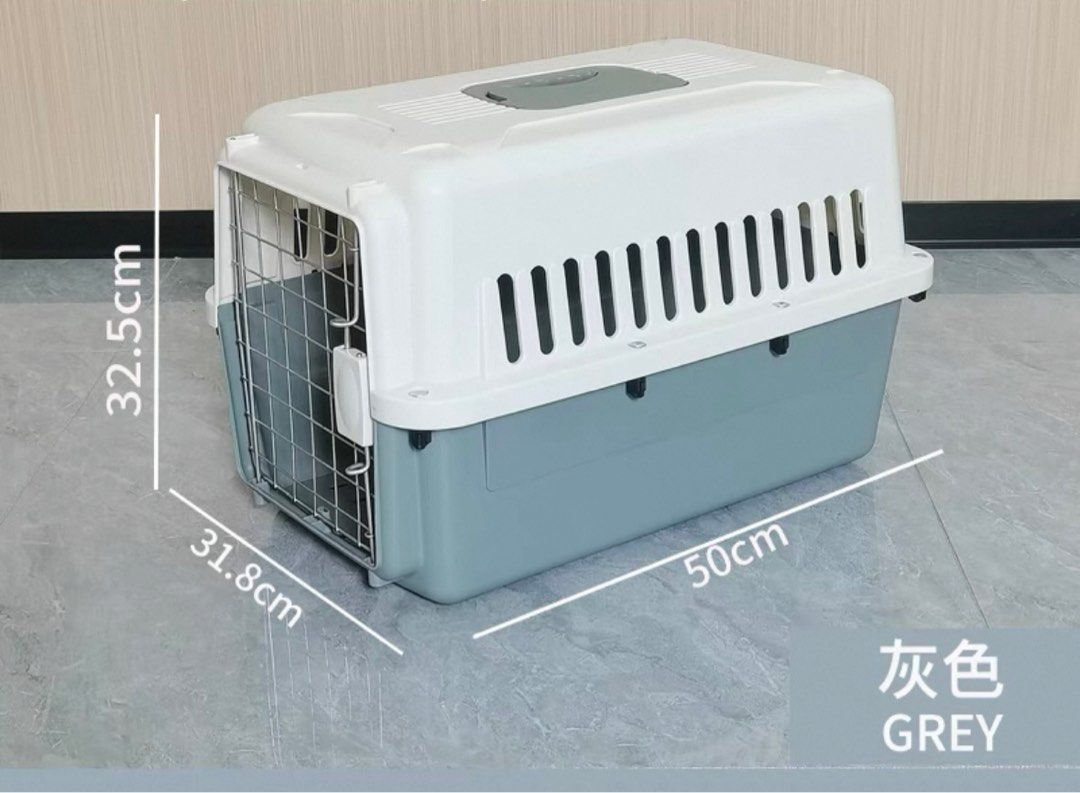 由 emilyymeow (刊登 ID 1367543385，圖片 2) 提交，位於 新北市 (New Taipei) 的 寵物航空籠 (類別：寵物及其他)，說明：適合貓（5公斤或以下）或其他小動物使用，長50cm x 闊31.8cm x 高32.5cm。贈送隔尿板、食物碗、水樽(125ml)及小水碗，符合航空要求，只在出入境時使用過一次，有藍色及灰色各一個。新北市蘆洲區三民高中捷運站交收。。