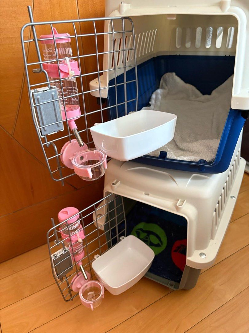 由 emilyymeow (刊登 ID 1367543385，圖片 3) 提交，位於 新北市 (New Taipei) 的 寵物航空籠 (類別：寵物及其他)，說明：適合貓（5公斤或以下）或其他小動物使用，長50cm x 闊31.8cm x 高32.5cm。贈送隔尿板、食物碗、水樽(125ml)及小水碗，符合航空要求，只在出入境時使用過一次，有藍色及灰色各一個。新北市蘆洲區三民高中捷運站交收。。