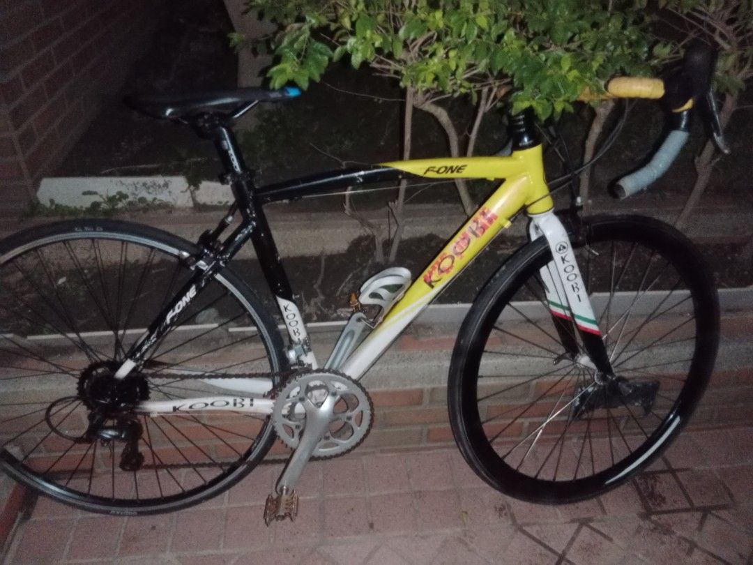 由 aa3344787g27928 (刊登 ID 1367569308，圖片 1) 提交，位於 桃園市 (Taoyuan) 的 公路車半碳纖 (類別：單車)，說明：功能正常.新車價28000元.。