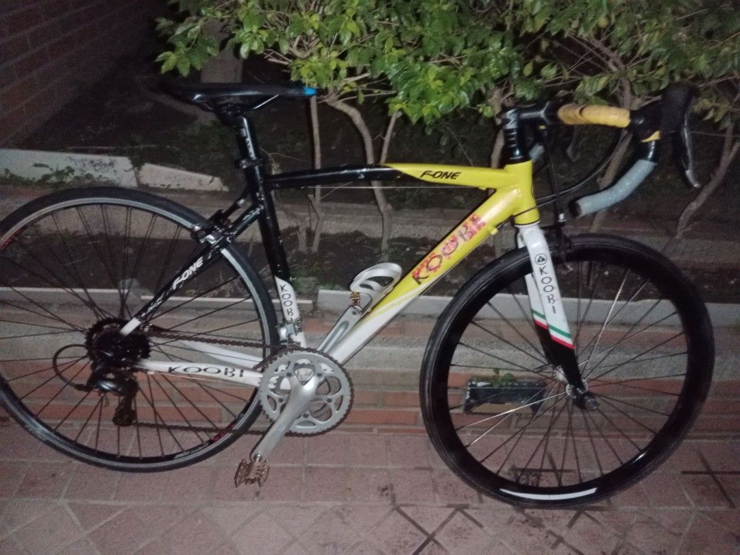 由 aa3344787g27928 (刊登 ID 1367569308，圖片 2) 提交，位於 桃園市 (Taoyuan) 的 公路車半碳纖 (類別：單車)，說明：功能正常.新車價28000元.。