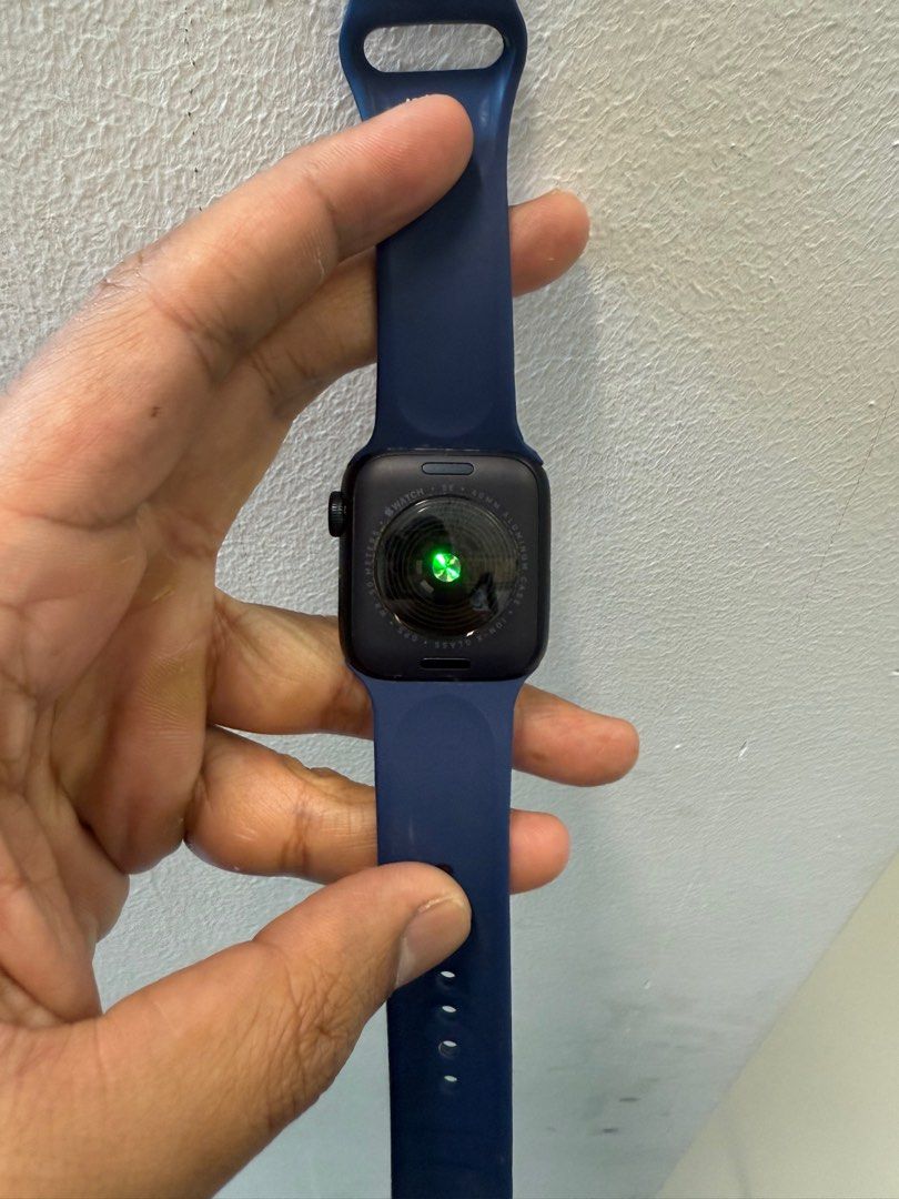 Apple Watch SE 40mm (Category: Wearables & Smart Watches) located in Singapore. Submitted by ryi6eeng2s (Listing ID 1367563984, Image 2). Description: Apple Watch SE GPS, 40mm, Midnight Aluminium case. Inclusive of original Nike Sports Loop(black/blue), original box, original charging cable. Will give other multiple different straps bought online. Battery health still very high at 96%. (battery health percentage higher and healthier than the rest