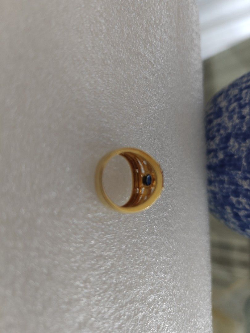 Blue sapphire emerald diamond 750 ring (Category: Rings) located in Singapore. Submitted by chrissyemerald (Listing ID 1367545592, Image 3). Description: ring marked 750 12 pieces of diamonds emerald cut centre piece of blue sapphire lovely for occasions ring size HK 11 weighs approx 7.7g.