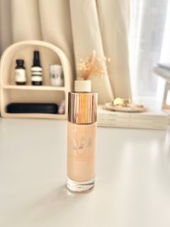 Charlotte Tilbury Hollywood Flawless Filter Liquid Highlighter in 2 Light Clair