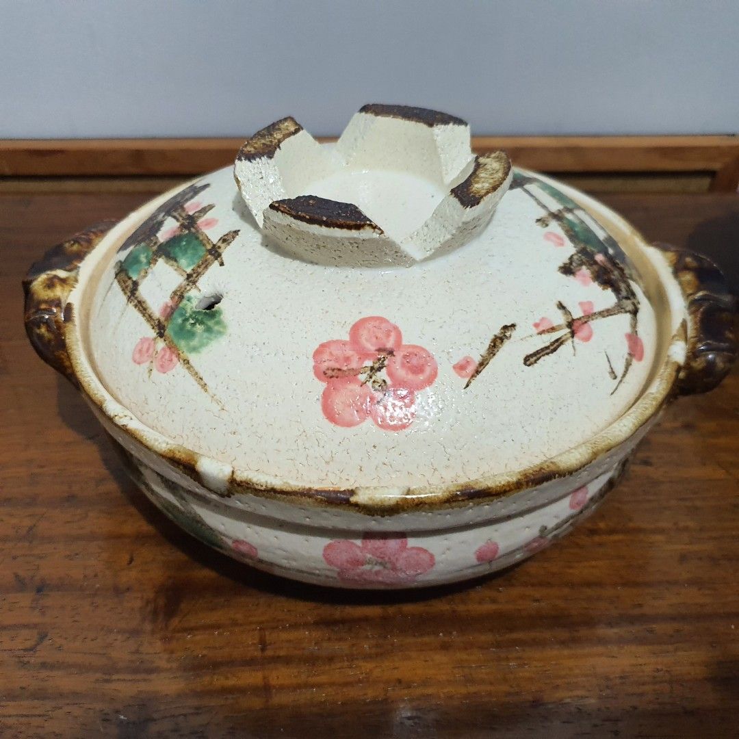 Claypot Donabe unused (Category: Cookware & Accessories) located in Pasig City. Submitted by chimsco (Listing ID 1367641374, Image 3). Description: claypot, unused no box shipping fee c/o buyer location at ortigas.