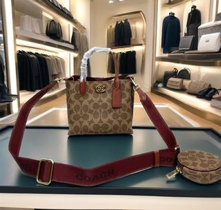 (Category: ) located in . Submitted by fascinating.bag.mall (Listing ID 1367541042, Image 1). Description: .