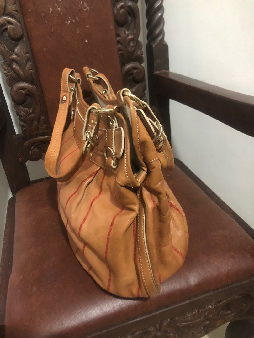 DKNY full grain leather large tote bag (Category: Luxury Bags & Wallets) located in Angeles City. Submitted by mee2meow (Listing ID 1367549576, Image 2). Description: Pure leather DKNY Large .