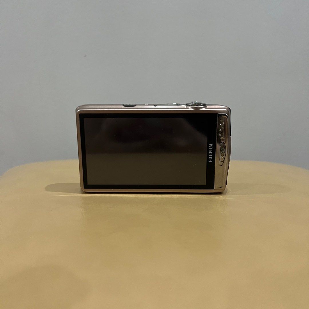 Fujifilm FinePix Z950EXR (Category: Cameras) located in Manila. Submitted by limonee (Listing ID 1367594237, Image 3). Description: No issues, 9/10 body cosmetics (minimal/barely noticeable scratches only) Inclusions: unit and universal charger (no SD card) MOP: Cash, GCash Meet ups around Binondo/Taft/Makati.