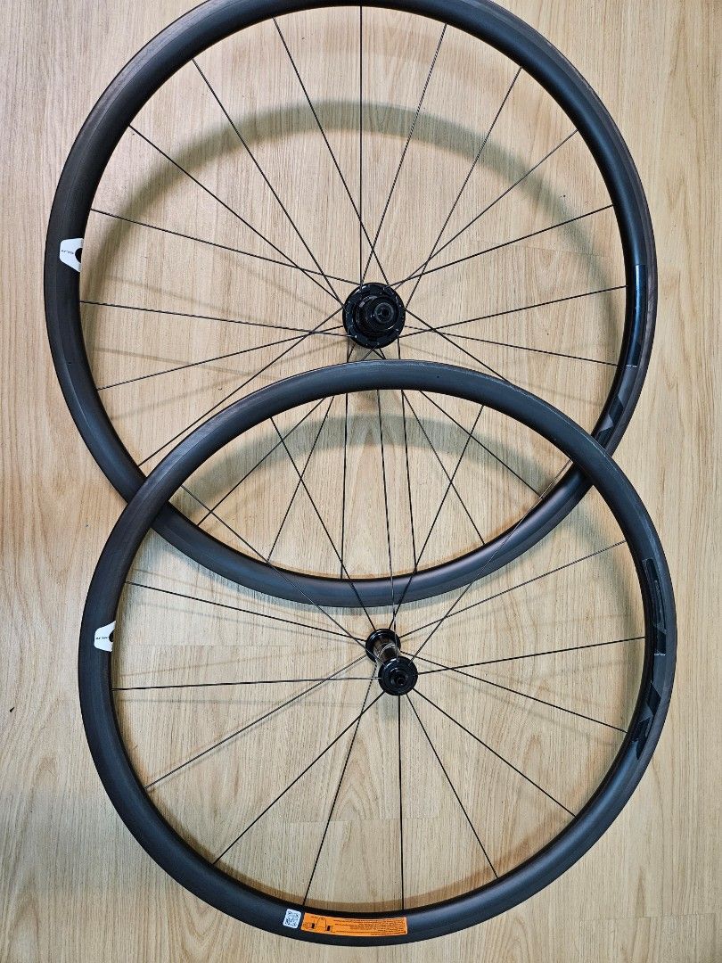 由 alexrax (刊登 ID 1367515793，圖片 1) 提交，位於 台中市 (Taichung) 的 Giant SLR1 30mm 圈煞碳纖維輪組（支援無內胎系統）白標 (類別：單車)，說明：【商品名稱】 Giant SLR1 30mm 圈煞碳纖維輪組（支援無內胎系統）白標 【新舊程度】全新 【商品地點】台中市 【商品價格】16000 【交易方式】面交/大榮貨到付款寄送(運費150) 【商品備註】 前輪：SLR1花鼓/重量595g 後輪：SLR1花鼓（DT360）/重量810g /9.10.11速可用(支援12速shimano HG 飛輪）/棘輪聲響 Front wheel :SLR1 Hub /weight 595g Rear wheel : SLR1 (DT360) /weight 810g/9.10.11SP avaliable (12SP shimano HG avaliabel ) /loud hub。