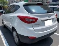 由 davidchu619 (刊登 ID 1367532855，圖片 3) 提交，位於 台北市 (Taipei) 的 Hyundai ix35 2015款 白色 (類別：汽車出售)，說明：【最具公信力第三方認證車/優選車況】 認證中古車百百種，妳/你看懂哪一種 想要便宜又具法律效益認證的中古車， 所有車款不怕你問，就怕你找錯人。 【消費找上游，帶你成為聰明的購車消費者！！！】 車況與里程公開透明化 --- !!!!!同行勿擾!!!!! Hyundai ix35 2015款 白色 ❃ 廠牌：Hyundai ❃ 型號：ix35 ❃ 年份：2015 ❃ 車色：白色 ❃ 排氣量：2.0L ❃ 里程：120000km ❃ 引擎燃料：汽油 ❃ 驅動方式：2WD ❃ 乘客數：5門5座 ❃ 售價：15萬 --- ★安全配備 ↗循跡系統 ↗Keyless免匙系統 ↗安全氣囊 ↗ABS防鎖死 ★舒適配備 ↗定速系統 ↗多功能方向盤 ↗恆溫空調 ↗倒車雷達 --- David Line：s.o.n.0619 