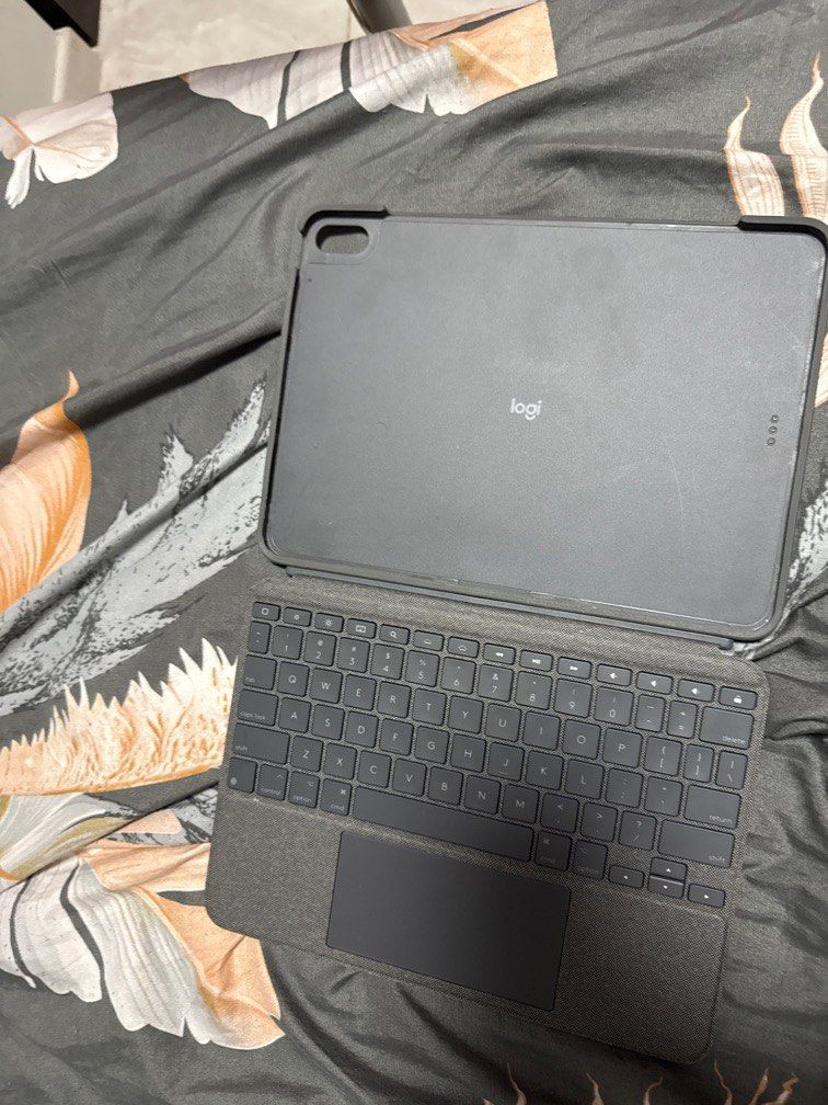 Ipad air logi Combo Touch (Category: Cases & Sleeves) located in Singapore. Submitted by drickzz (Listing ID 1367648296, Image 3). Description: Abit of stain. Used for school but selling it away due to me changing my ipad. Price is negotiable Willing to deliver to serious buyers.