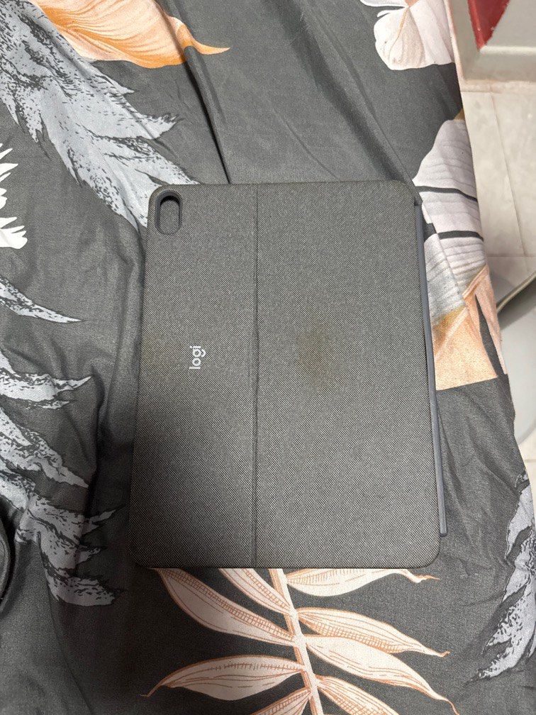 Ipad air logi Combo Touch (Category: Cases & Sleeves) located in Singapore. Submitted by drickzz (Listing ID 1367648296, Image 1). Description: Abit of stain. Used for school but selling it away due to me changing my ipad. Price is negotiable Willing to deliver to serious buyers.