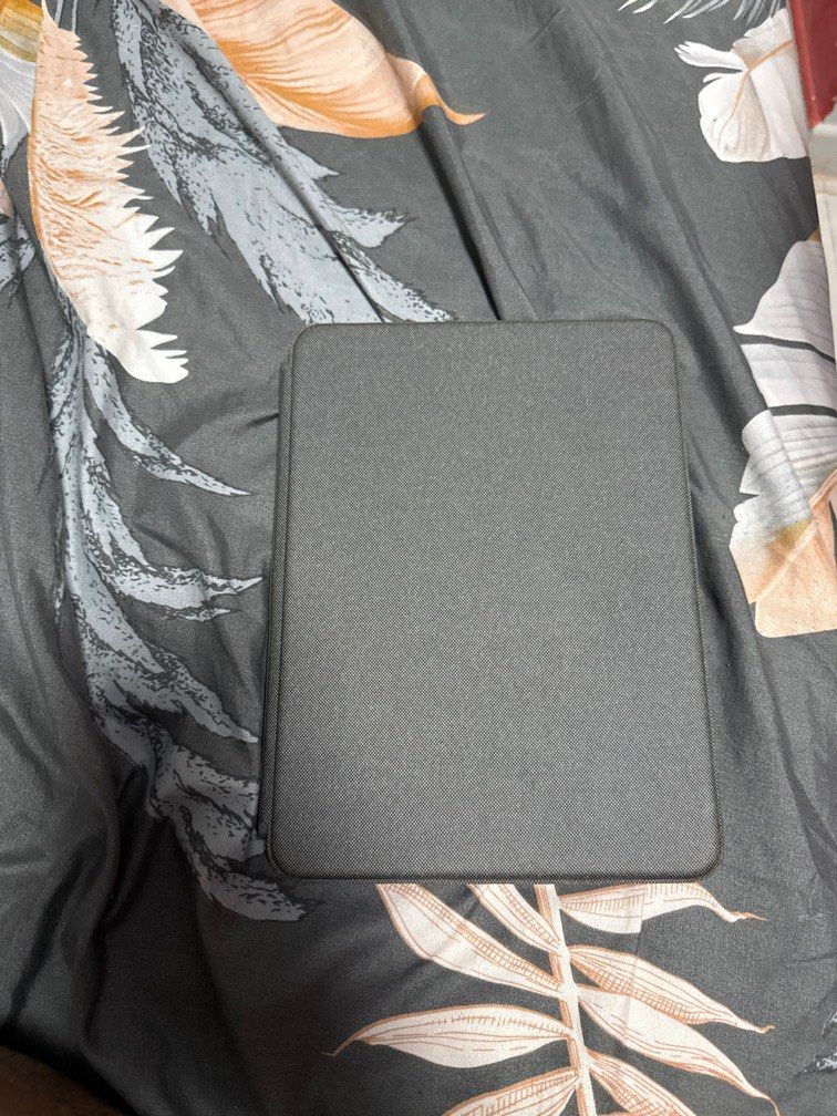 Ipad air logi Combo Touch (Category: Cases & Sleeves) located in Singapore. Submitted by drickzz (Listing ID 1367648296, Image 2). Description: Abit of stain. Used for school but selling it away due to me changing my ipad. Price is negotiable Willing to deliver to serious buyers.