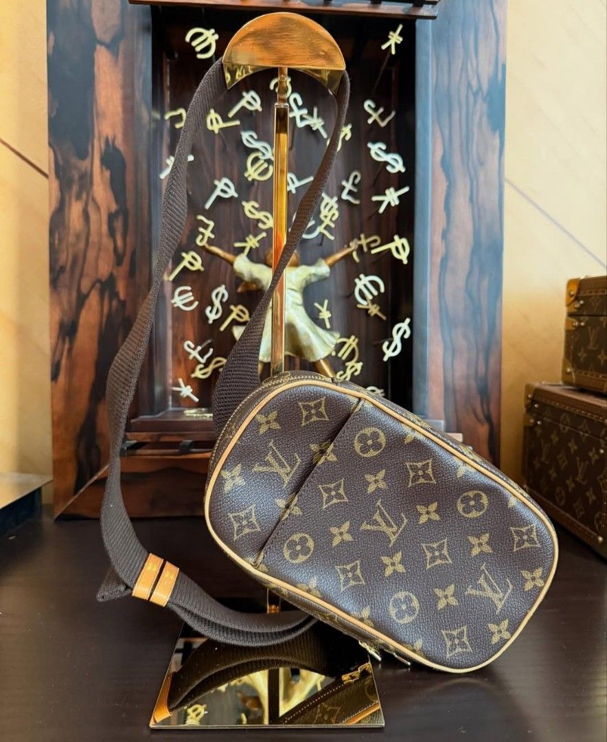 Lv mini bumbag (Category: Luxury Bags & Wallets) located in Santa Ana. Submitted by astonandariana (Listing ID 1367489199, Image 1). Description: .