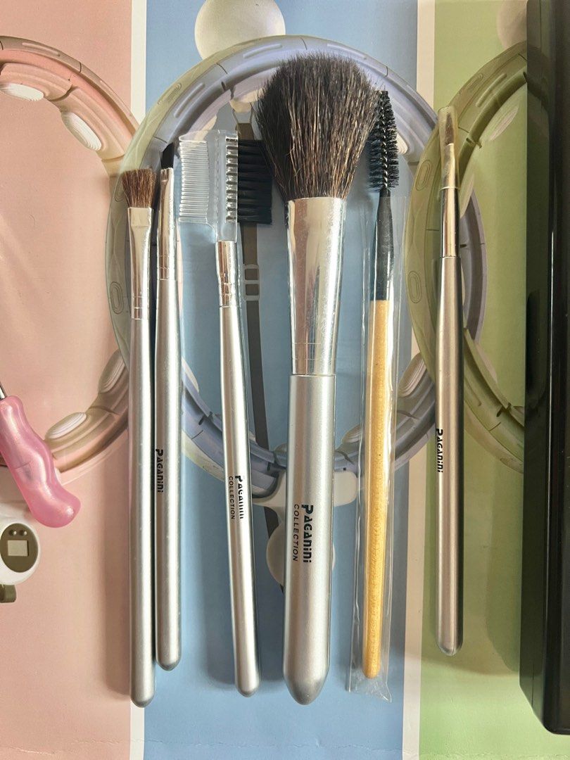 Make up brushes Set with free casing and eyelash curler (Category: Makeup) located in San Mateo. Submitted by pinksceneph (Listing ID 1367550900, Image 3). Description: Make up brushes set and eye lashes curler with free makeup case Bundle set for 190 pesos - New brushes and never been use. -eyelash curler no rubber( you may put new rubbers) - free black brushes case.