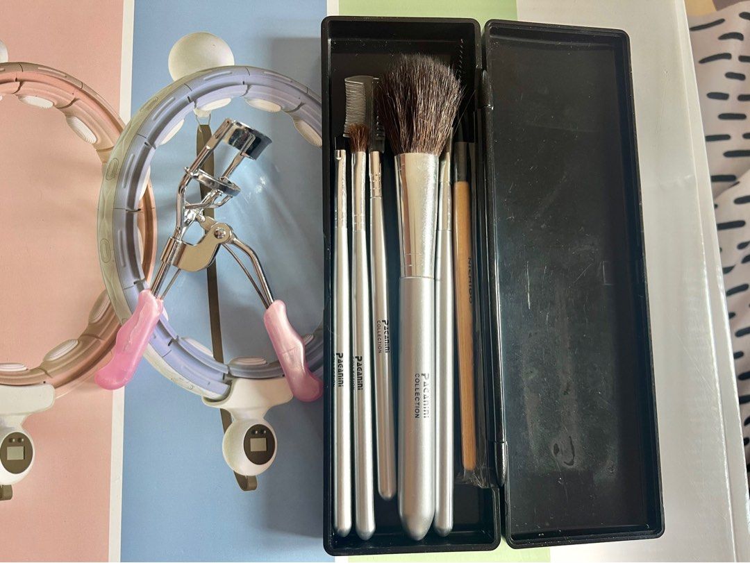 Make up brushes Set with free casing and eyelash curler (Category: Makeup) located in San Mateo. Submitted by pinksceneph (Listing ID 1367550900, Image 2). Description: Make up brushes set and eye lashes curler with free makeup case Bundle set for 190 pesos - New brushes and never been use. -eyelash curler no rubber( you may put new rubbers) - free black brushes case.