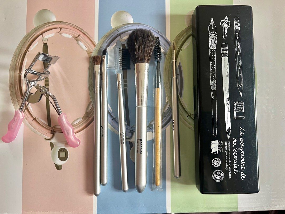 Make up brushes Set with free casing and eyelash curler (Category: Makeup) located in San Mateo. Submitted by pinksceneph (Listing ID 1367550900, Image 1). Description: Make up brushes set and eye lashes curler with free makeup case Bundle set for 190 pesos - New brushes and never been use. -eyelash curler no rubber( you may put new rubbers) - free black brushes case.