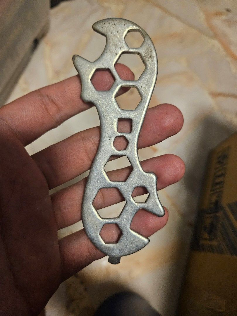 Multitool thing (Category: Motorcycle Accessories) located in Singapore. Submitted by matthew.matt.399 (Listing ID 1367592344, Image 1). Description: .