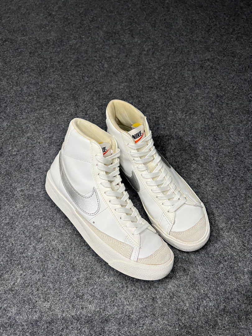 NIKE BLAZER 77 MID WHITE SILVER METTALIC, Fesyen Pria, Sepatu