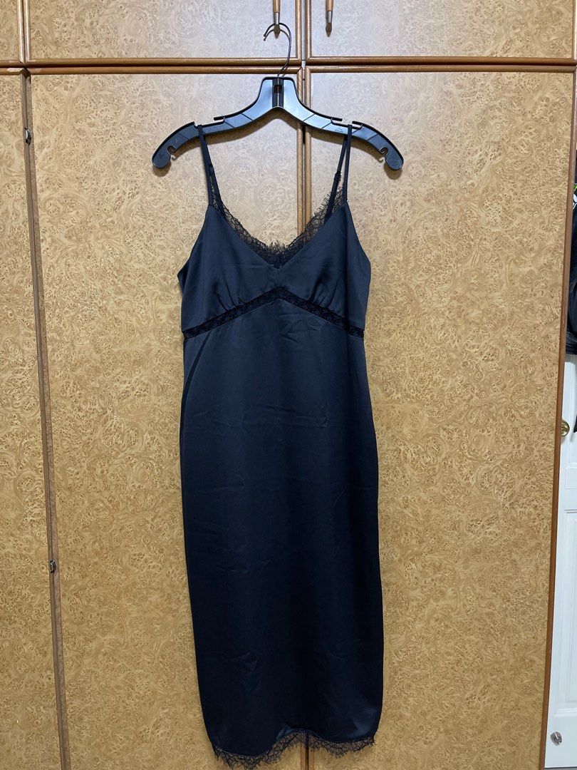 Topshop Petite Lace Slip Dress (Category: Dresses) located in Singapore. Submitted by cokechoke (Listing ID 1367667206, Image 1). Description: For my petite ladies! Worn only once, in very good condition. Pair it with boots for that grungey look. The last photo is a reference of the dress when worn. Size UK 8. .