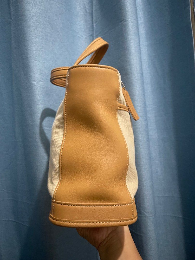 Vintage Coach Bleecker Satchel (Category: Luxury Bags & Wallets) located in Urdaneta. Submitted by picky_picker (Listing ID 1367653318, Image 2). Description: Please Check all Pics Provided for more details of the Bag .