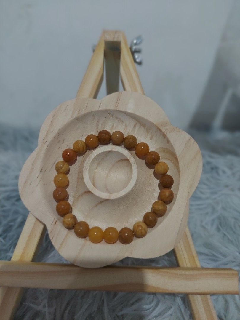 Yellow jade bracelet (Category: Bracelets) located in Cavite. Submitted by houseofthrift26 (Listing ID 1367536395, Image 1). Description: Authentic yellow jade Bead size: 8mm Yellow jade is believed to offer a range of benefits, including fostering self-confidence, enhancing emotional stability, and promoting good fortune. It's also thought to improve digestion, support kidney and bladder function, and boost blood circulation. In addition, yellow