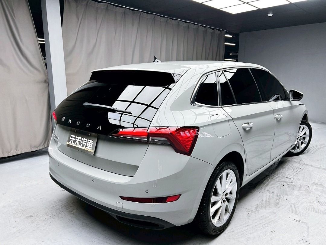 由 abc900616 (刊登 ID 1367800379，圖片 3) 提交，位於 新北市 (New Taipei) 的 2023 Skoda Scala 1.5 TSI豪華菁英版 汽油 金屬灰 (類別：汽車出售)，說明：🚗2023 Skoda Scala 1.5 TSI豪華菁英版 汽油 金屬灰 ⚠️來買車找阿吉 專業出擊⚠️ ✅里程保證：50000公里 ✨找阿吉甜甜價：72.8萬（新車售價102萬） ☎️24H服務：0980-528-993 記得找阿吉！（同Line） ❗️截圖來店找阿吉，讓阿吉有個服務的機會❗️ 「找阿吉全館全車系不限年份里程贈188天保固+開立足額發票」 ✨渦輪增壓/直列四缸、進口實力派掀背款、省油省稅/ACC主動跟車/盲點偵測/電動尾門/雙前電熱座椅/CarPlay，原鈑件 🔥重點配備：前後霧燈、後視鏡方向燈、LED日行燈/頭燈/尾燈、方向盤快控鍵、雙區恆溫、雙前座電熱椅、後座分離倒覆、後座出風口、藍牙通訊、CarPlay、8只揚聲器。 🔥便利配備：免鑰匙啟