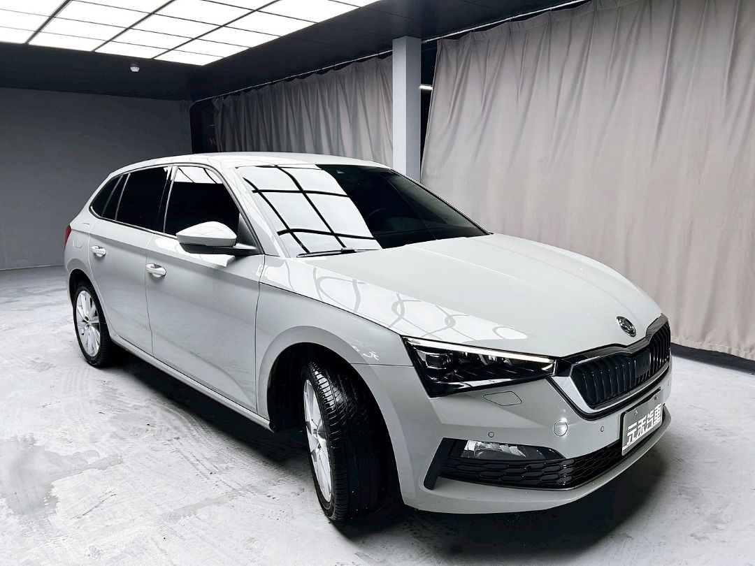 由 abc900616 (刊登 ID 1367800379，圖片 2) 提交，位於 新北市 (New Taipei) 的 2023 Skoda Scala 1.5 TSI豪華菁英版 汽油 金屬灰 (類別：汽車出售)，說明：🚗2023 Skoda Scala 1.5 TSI豪華菁英版 汽油 金屬灰 ⚠️來買車找阿吉 專業出擊⚠️ ✅里程保證：50000公里 ✨找阿吉甜甜價：72.8萬（新車售價102萬） ☎️24H服務：0980-528-993 記得找阿吉！（同Line） ❗️截圖來店找阿吉，讓阿吉有個服務的機會❗️ 「找阿吉全館全車系不限年份里程贈188天保固+開立足額發票」 ✨渦輪增壓/直列四缸、進口實力派掀背款、省油省稅/ACC主動跟車/盲點偵測/電動尾門/雙前電熱座椅/CarPlay，原鈑件 🔥重點配備：前後霧燈、後視鏡方向燈、LED日行燈/頭燈/尾燈、方向盤快控鍵、雙區恆溫、雙前座電熱椅、後座分離倒覆、後座出風口、藍牙通訊、CarPlay、8只揚聲器。 🔥便利配備：免鑰匙啟