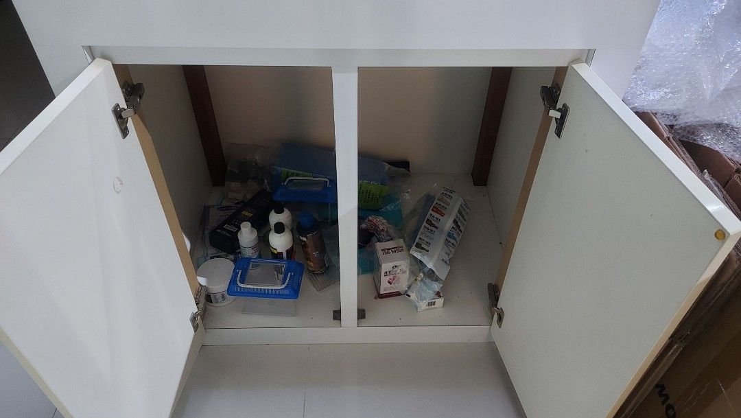 3ft fish tank (Category: Homes & Other Pet Accessories) located in Singapore. Submitted by civic220 (Listing ID 1367739766, Image 2). Description: N30 3by2by2 selling with ohf, pump and light condition as new, no damages or rust on cabinets...