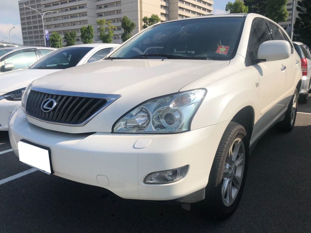 由 rongai613 (刊登 ID 1367734725，圖片 2) 提交，位於 新北市 (New Taipei) 的 中古車 2006 RX350 LEXUS 4WD 3.5L 白色 休旅 專賣 一手 二手 自用 五門 掀背車 代步 旅行 (類別：汽車出售)，說明：1.廠牌型號：LEXUS RX350 ( 4WD、3.5L ) 2.車輛年份：2006 / 11 3.預售金額：50000 4.所在地區：新北市林口區文化三路一段225巷22號 5.車輛里程：124000 KM 6.聯絡方式：0982-281-880 吳小姐 7.備註說明：ABS SRS*9 全景天窗 電動尾門 衛星導航 定速巡航 倒車影像 恆溫空調 電動座椅*2 18吋鋁圈 ***車況佳無待修 歡迎預約賞車 ***。