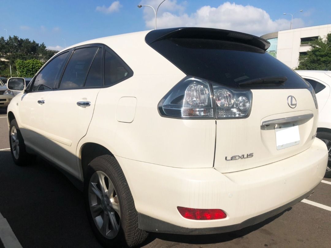 由 rongai613 (刊登 ID 1367734725，圖片 3) 提交，位於 新北市 (New Taipei) 的 中古車 2006 RX350 LEXUS 4WD 3.5L 白色 休旅 專賣 一手 二手 自用 五門 掀背車 代步 旅行 (類別：汽車出售)，說明：1.廠牌型號：LEXUS RX350 ( 4WD、3.5L ) 2.車輛年份：2006 / 11 3.預售金額：50000 4.所在地區：新北市林口區文化三路一段225巷22號 5.車輛里程：124000 KM 6.聯絡方式：0982-281-880 吳小姐 7.備註說明：ABS SRS*9 全景天窗 電動尾門 衛星導航 定速巡航 倒車影像 恆溫空調 電動座椅*2 18吋鋁圈 ***車況佳無待修 歡迎預約賞車 ***。