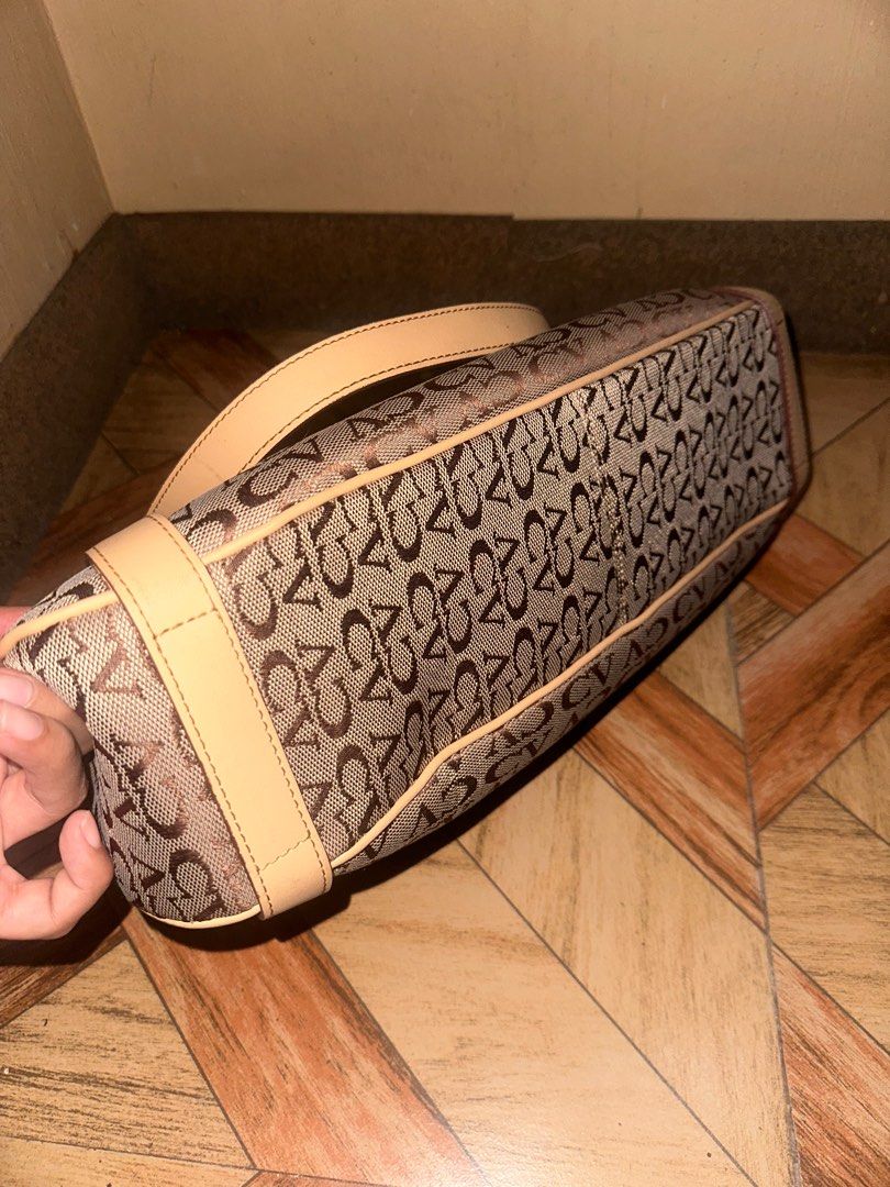 Chateau de Versailles Paris Shoulder Bag (Category: Luxury Bags & Wallets) located in Makati City. Submitted by www.a-z (Listing ID 1367817987, Image 2). Description: ▪️preloved from japan ▪️used once.