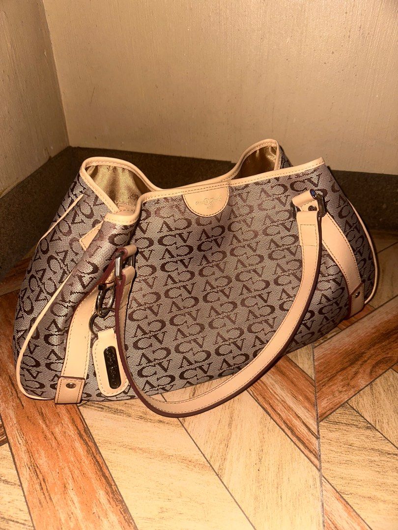 Chateau de Versailles Paris Shoulder Bag (Category: Luxury Bags & Wallets) located in Makati City. Submitted by www.a-z (Listing ID 1367817987, Image 1). Description: ▪️preloved from japan ▪️used once.
