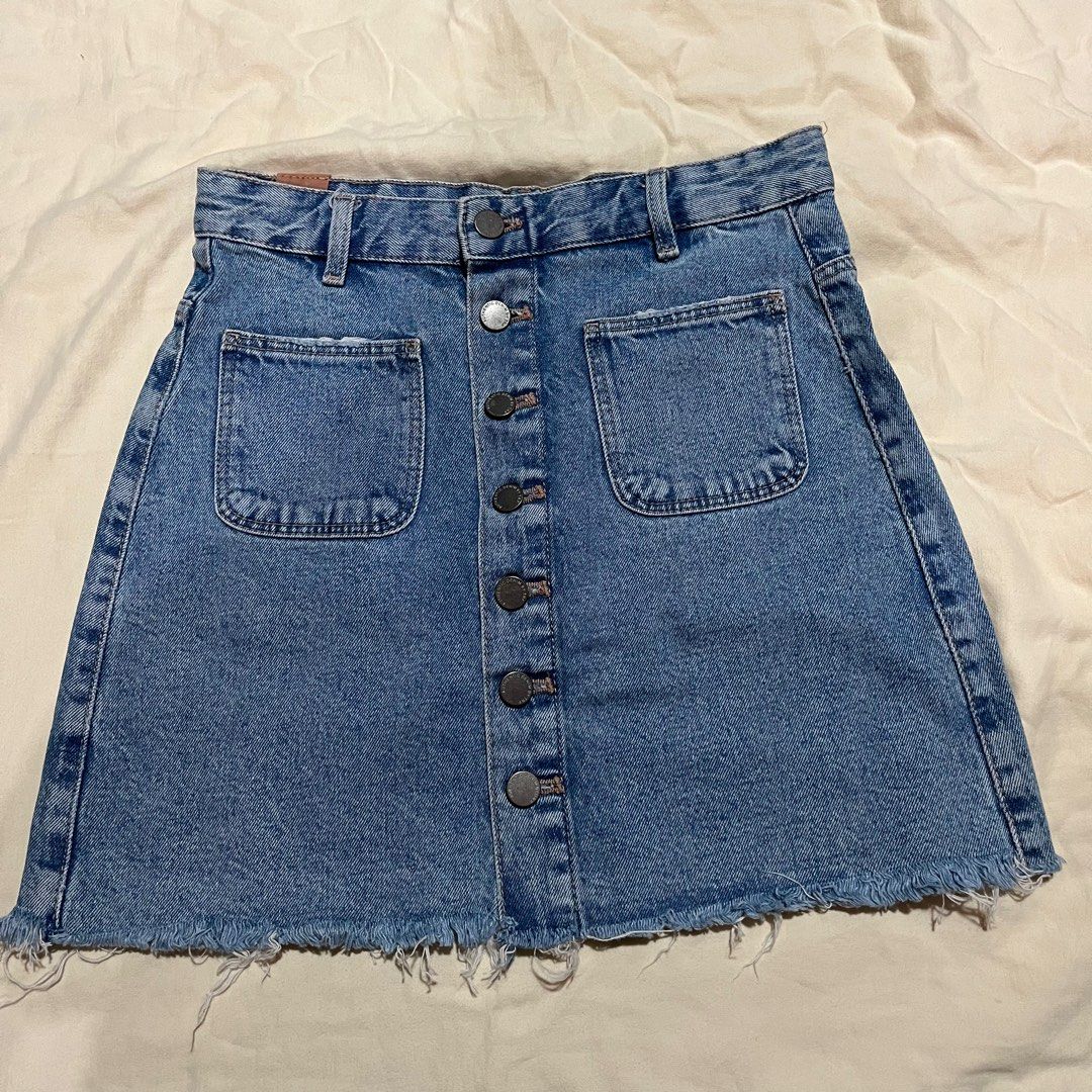 DENIM SKIRT | ZARA (Category: Skirts) located in Quezon City. Submitted by reigney (Listing ID 1367729855, Image 1). Description: AUTHENTIC DENIM BY TRAFALUC ZARA DENIM SKIRT Waist 28 inches / 72 cm Length 16 inches / 41 cm Perfect for everyday wear, very comfortable. .