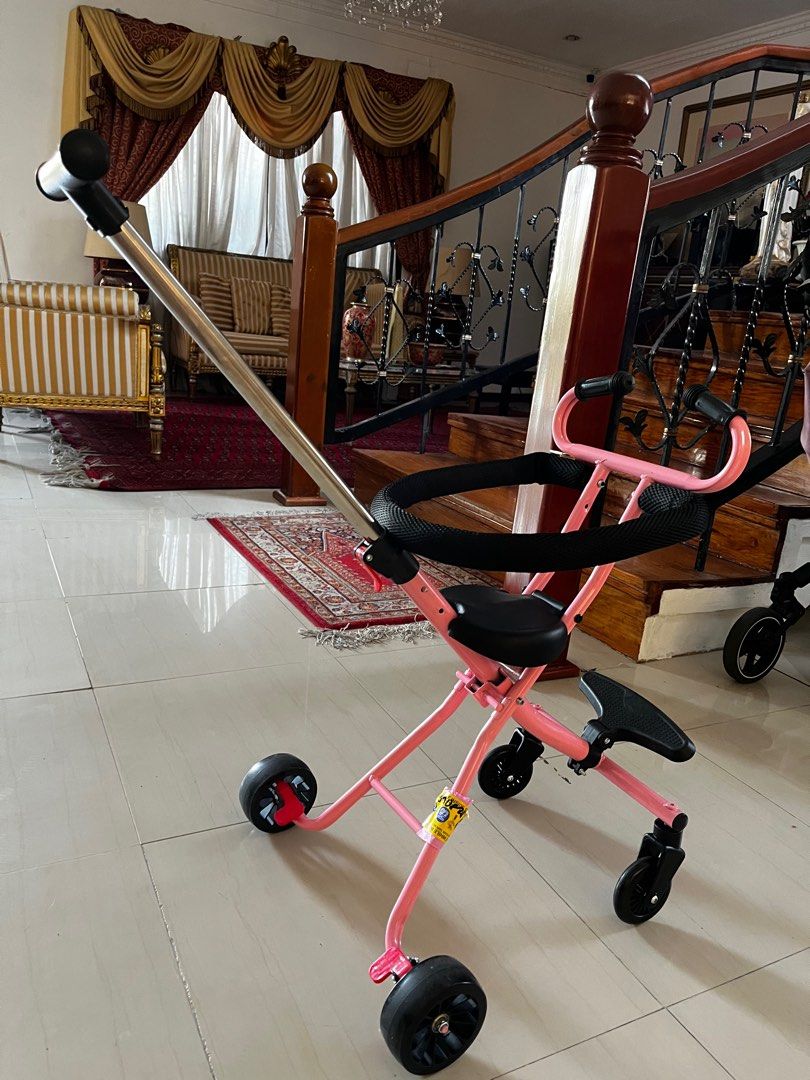 Foldable Stroller - Pink (Category: Strollers) located in Paranaque City. Submitted by elijahcalinisan.06 (Listing ID 1367694922, Image 3). Description: Only used it twice sa mall. Bought for 1k sa sm department store. .