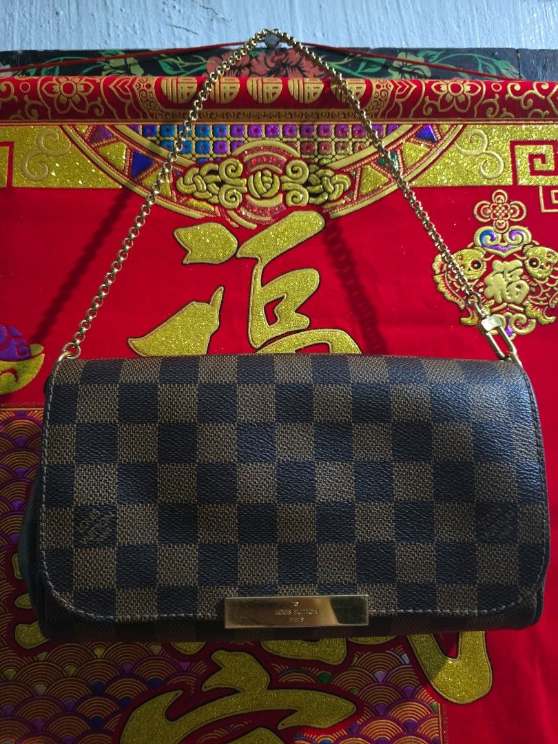 Guaranteed original LV damier favorite PM (Category: Luxury Bags & Wallets) located in Manila. Submitted by jels17120523 (Listing ID 1367832598, Image 3). Description: Guaranteed original lv damier favorite PM size comes with dustbag, paper bag, 2 straps and luxe paragon certificate. some hairlines on the plate. no rubs and open piping. In excellent condition. money back guaranteed if proven fake by a legit authenticator..