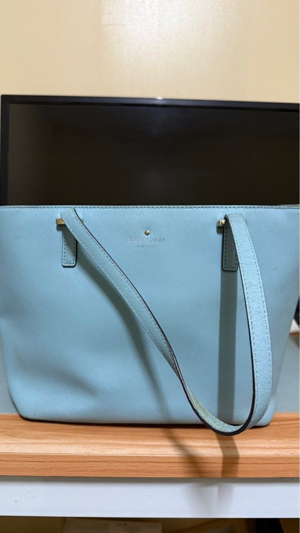 Kate Spade Large Tote Bag (Category: Luxury Bags & Wallets) located in Manila. Submitted by daisydeclutters (Listing ID 1367808928, Image 1). Description: Well used Kate Spade sky blue tote bag in large. Still in very good shape but with minimal cracks and discoloration on handle that’s very unnoticeable. Perfect for daily use..