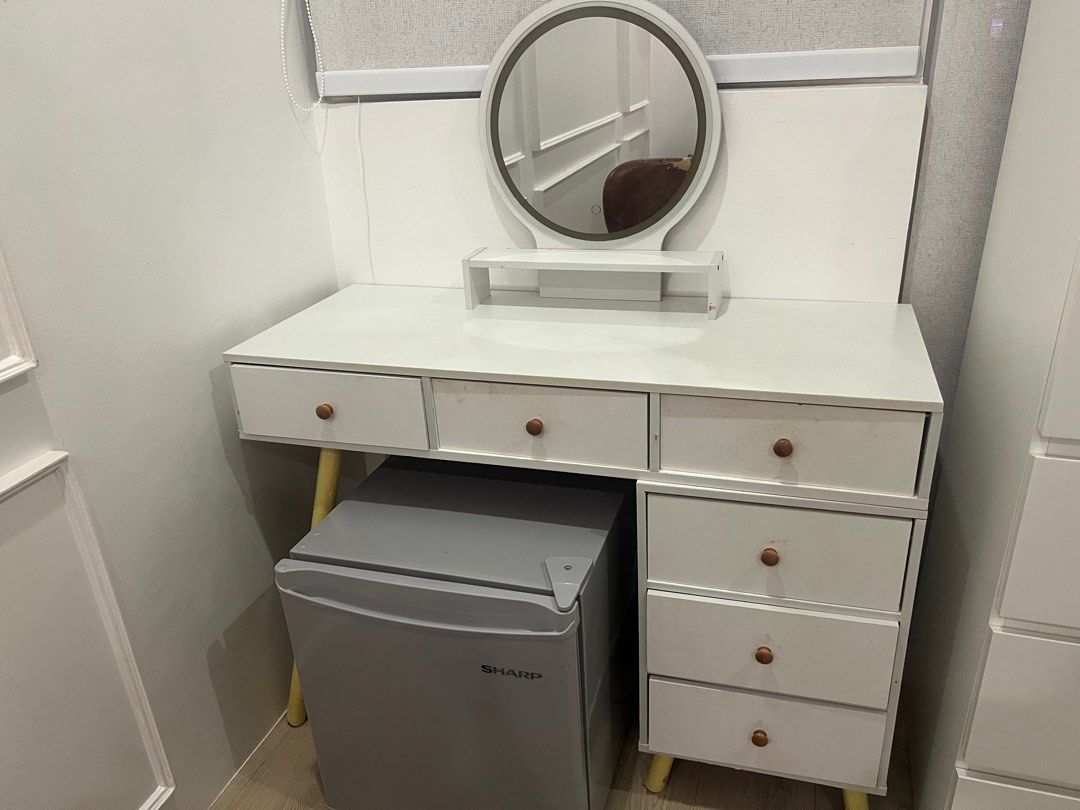 Makeup table (Category: Makeup) located in Manila. Submitted by barbieleetan (Listing ID 1367709565, Image 1). Description: Bought from online shop original price 4200 negotiable.