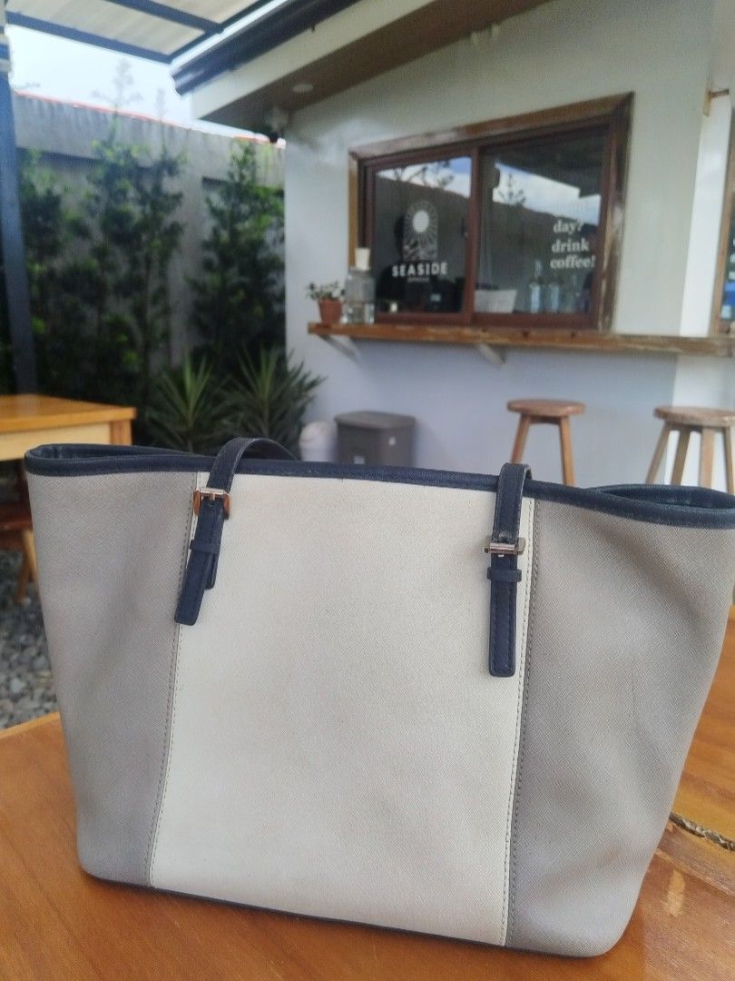 Michael Kors Jet Set Travel Tote (Category: Luxury Bags & Wallets) located in Naga. Submitted by bitchesabarbie (Listing ID 1319895290, Image 2). Description: White and grey medium Michael Kors bag. In good condition does have a few imperfections (pictured) nothing large or noticeable.