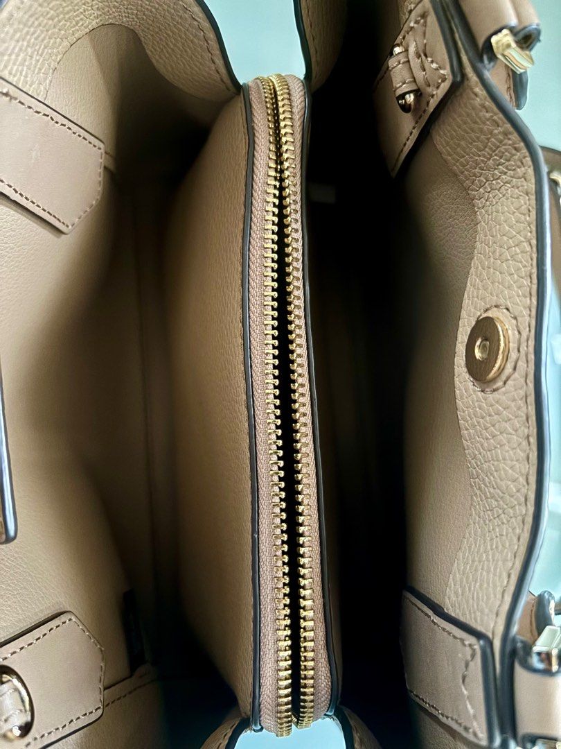 Micheal Kors Kimberly Small Satchel (Category: Shoulder Bags) located in Quezon City. Submitted by lucky_2ndchance (Listing ID 1367722684, Image 3). Description: -Authenticity not verified (bought at an Instagram store) -Still in excellent condition (rarely used) -RFS: need funds .