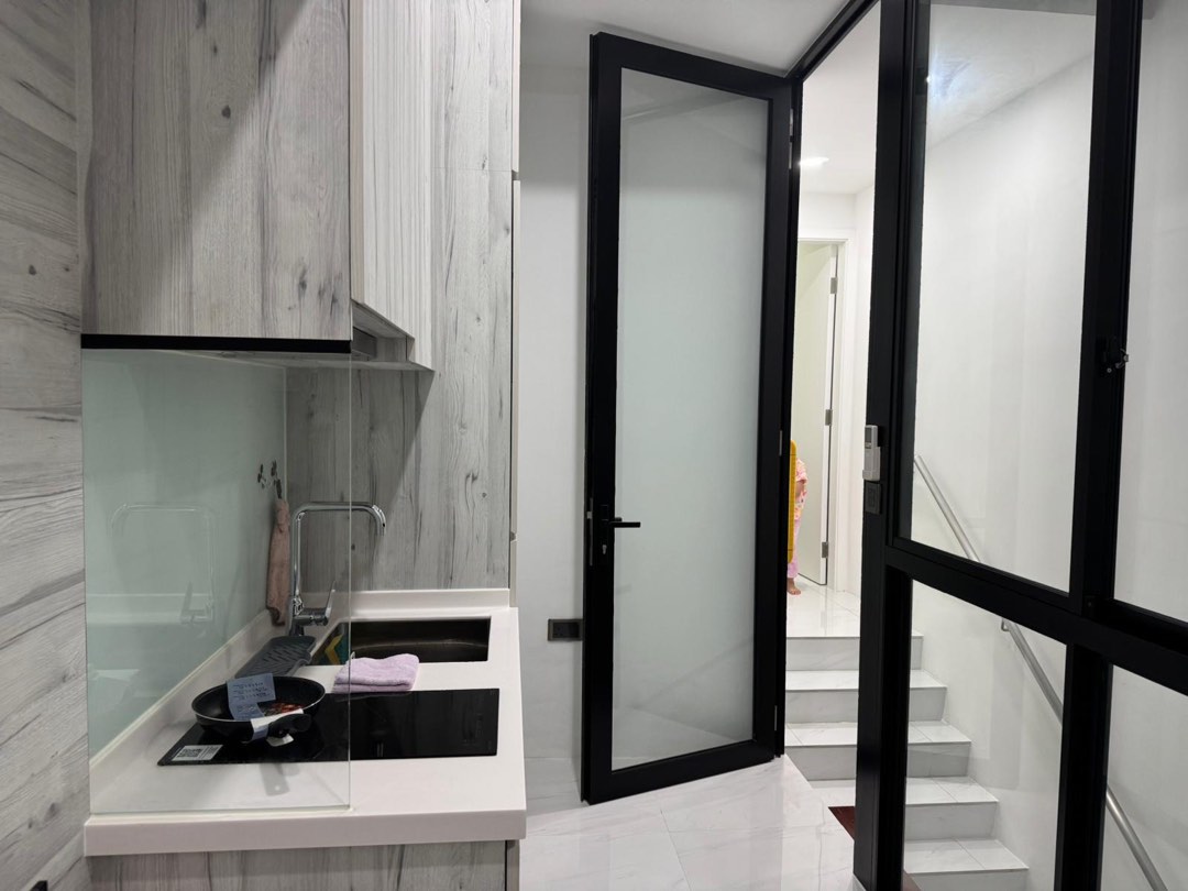 Park 1 Suites for Sale (Category: Condos & ECs) located in Singapore. Submitted by joalicia (Listing ID 1367835389, Image 3). Description: Rental yield 4% Customized dual key unit, with 2 Studios and full privacy..