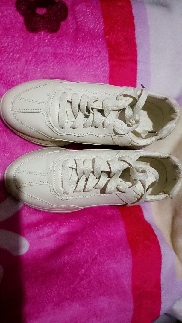 Pre loved shoes (Category: Sneakers) located in Pasay City. Submitted by declutterwifmeee (Listing ID 1367774213, Image 1). Description: My mom got this as a gift but she only used it once. Size 36. No issues nor scratches, just needs a little cleaning. Actual pics posted..
