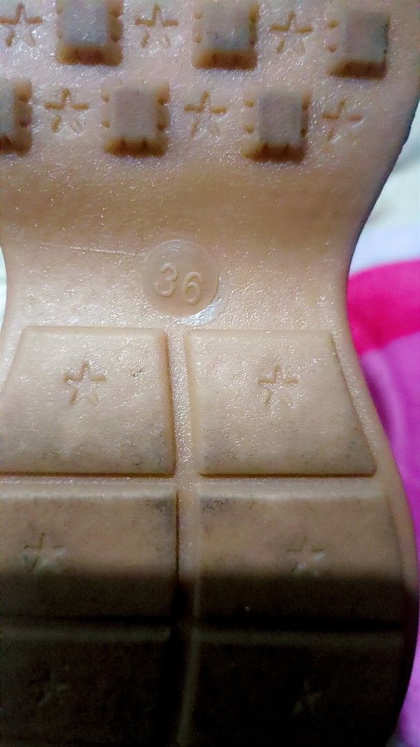 Pre loved shoes (Category: Sneakers) located in Pasay City. Submitted by declutterwifmeee (Listing ID 1367774213, Image 3). Description: My mom got this as a gift but she only used it once. Size 36. No issues nor scratches, just needs a little cleaning. Actual pics posted..