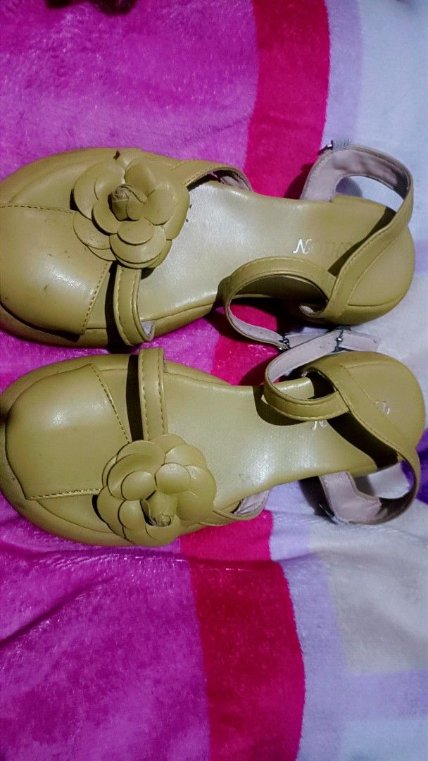 Pre-loved sandals (Category: Flats & Sandals) located in Pasay City. Submitted by declutterwifmeee (Listing ID 1367776512, Image 1). Description: My mom only used these on a few special occasions, size 36. no issues as well, just needs cleaning. check actual pics. 200 nalang po.