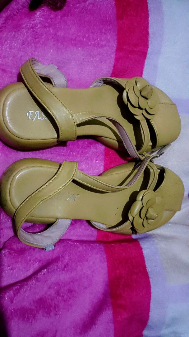 Pre-loved sandals (Category: Flats & Sandals) located in Pasay City. Submitted by declutterwifmeee (Listing ID 1367776512, Image 2). Description: My mom only used these on a few special occasions, size 36. no issues as well, just needs cleaning. check actual pics. 200 nalang po.